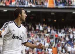 足球直播-健身器材是什么运动装备及其体育训练中的核心功能解析